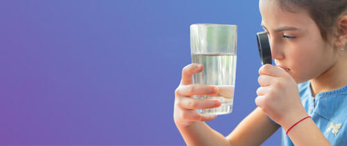 Waarom blijft er een zichtbaar wit laagje achter in glazen?